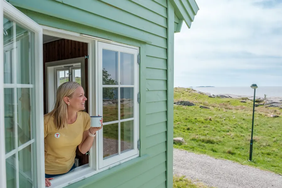 Fjøløy fort, ny turisthytte i Stavanger kommune. Utsikt mot havet. Agnethe Larsen på bildet.