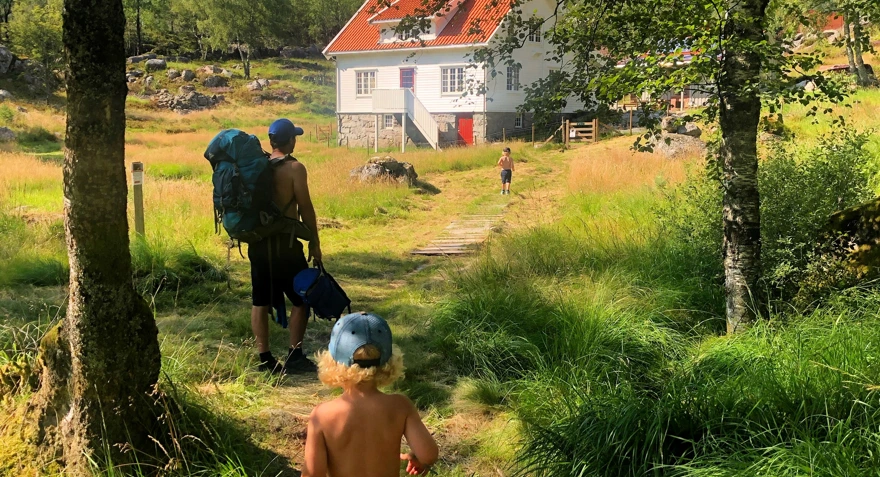 Sommerbilder fra Bakken gard 2021. Familieferie på fjordhopping i Lysefjorden.