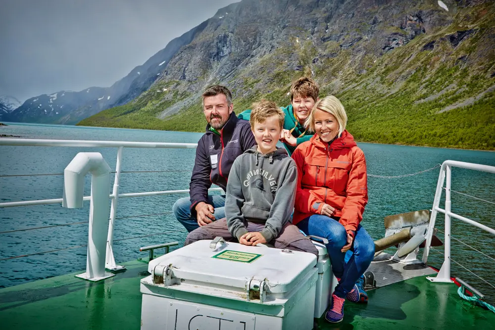 Familie på båttur på Gjende