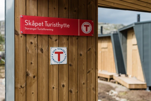 BIlde av et skilt med et hyttenavn på