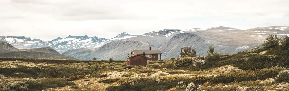 Oskampen.

En hytte på Omveien - den nye langruta fra Lillehammer i øst til Sognefjorden i vest, en rute hvor man krysser Fjell-Norge på tvers og får oppleve det mest spektakulære landet har å by på.