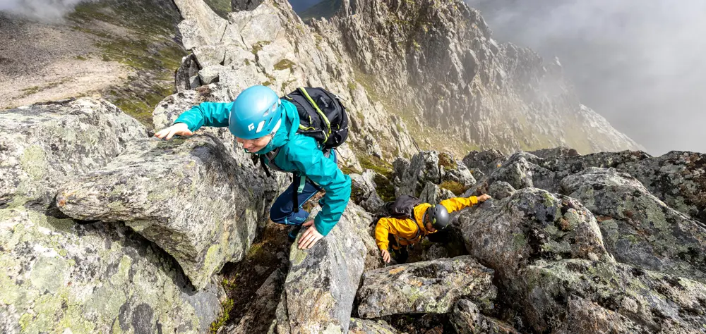 Tinderangling på Slingbys Topp med DNT Fjellsport Sunnmøre. Personer i bildet:  Finalist i DNTs fotokonkurranse sommeren 2021.