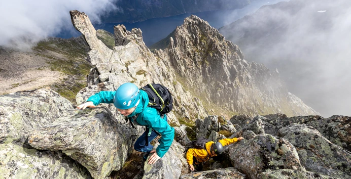 Tinderangling på Slingbys Topp med DNT Fjellsport Sunnmøre. Personer i bildet: Finalist i DNTs fotokonkurranse sommeren 2021.
