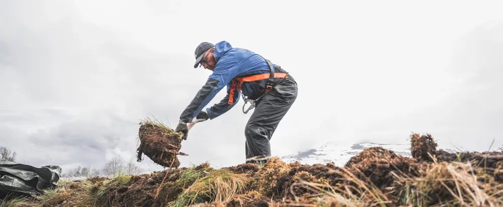Dugnad på Gjevilvasshytta. Skifting av tak og utskiftning av vinduer.