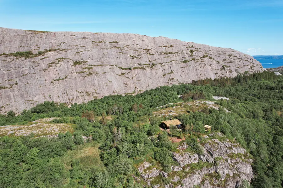 Dronefoto av Klatrehytta på Agdenes, Trøndelag. Juni 24.