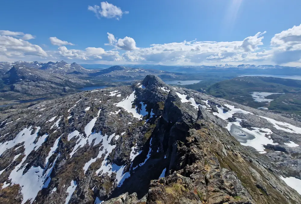Fjellutsikt fra alle kanter på toppen av Steigtind.