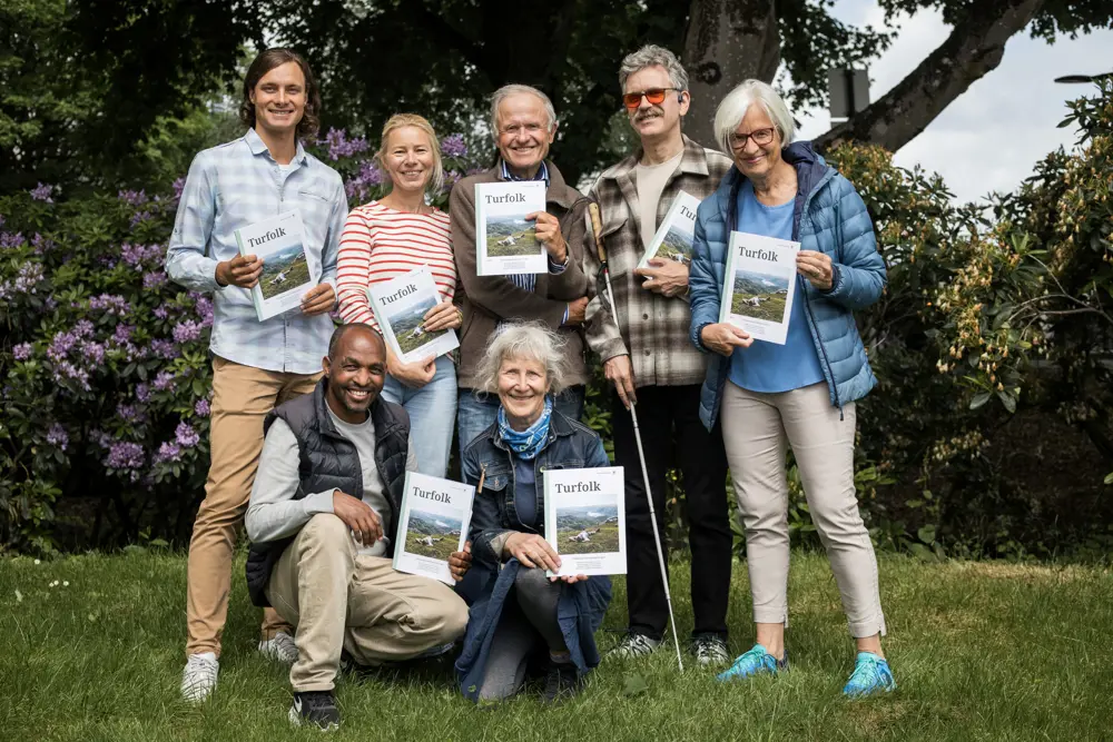Frivillige bidragsytere til Turfolk. Oppe fra venstre: Steffen H. Vadla, Eli Tangen (grafisk designer), Øyvind Gjerde, Einar Fagerheim, Guro Waksvik. Foran: Tsegezeab Kiros Hagos og Gro Johnsen.
