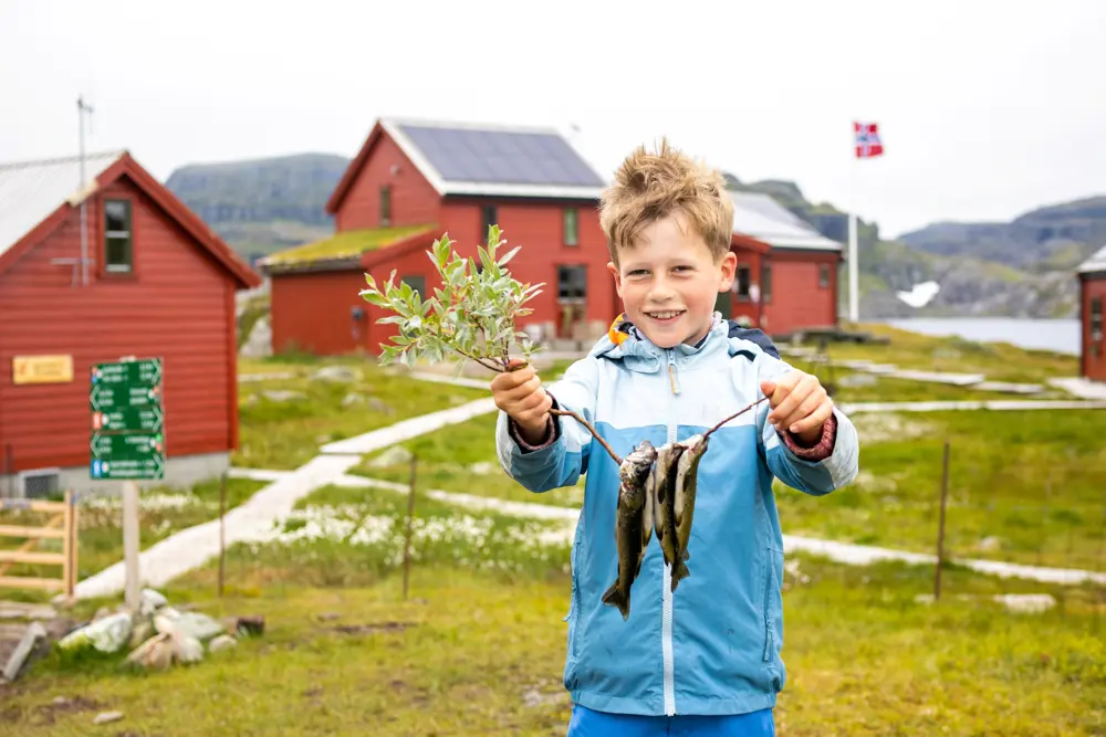 FISKELYKKE: La barna få oppleve alle de kjekke opplevelsene som følger med et turisthyttebesøk, som å få napp på kroken slik som denne heldige karen.