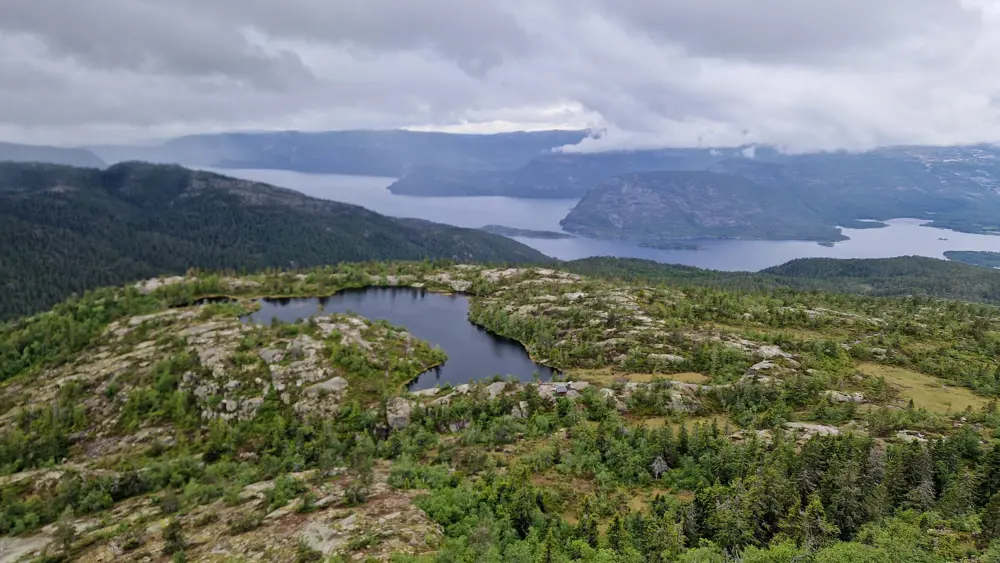 Venelibu. Fjelltopp med utsikt, grå himmel, sommer