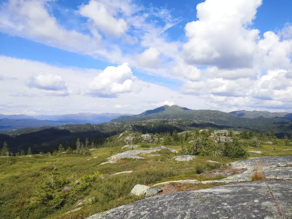 Fjellområde med utsikt og blå himmel
