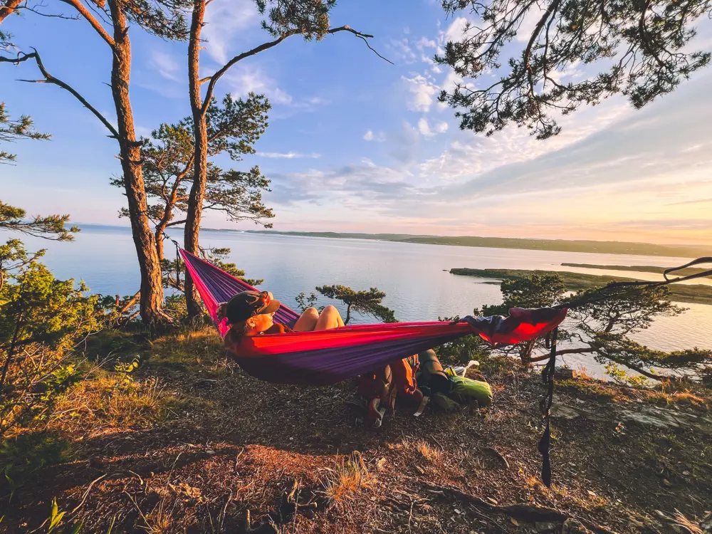 Hengekøye i solnedgang på en utsiktsplass