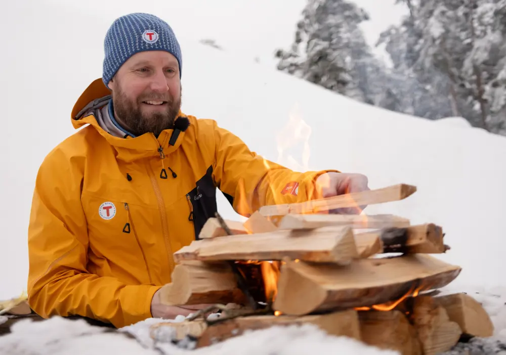 Kristoffer lager bål