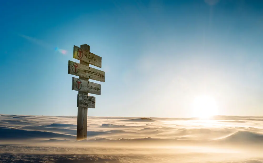 En treskilt som står i vinterfjellet 