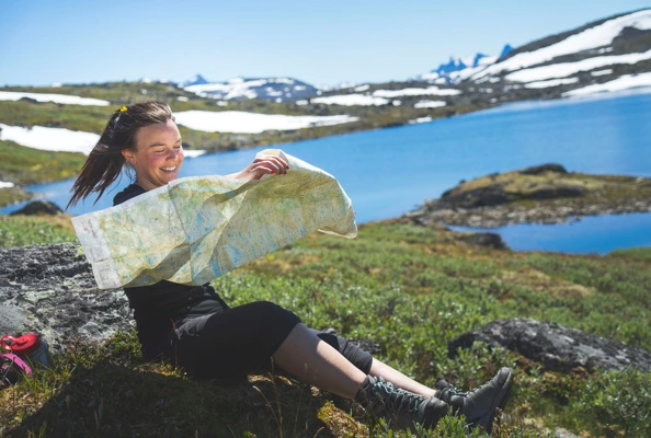 Dame med kart i fjellet