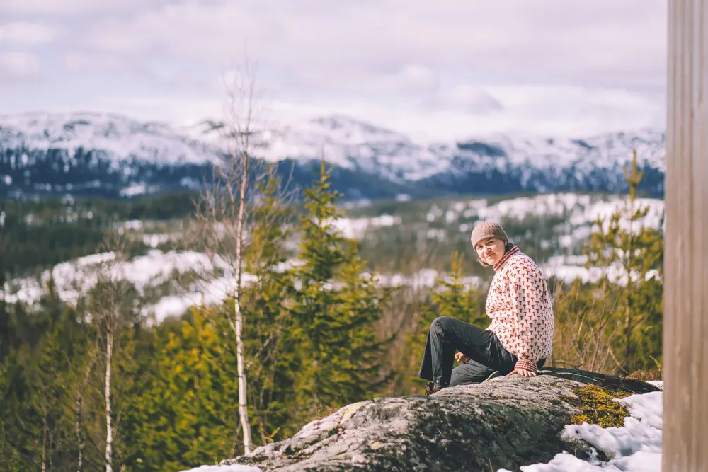 Bilder av menneske som sitter og ser utover skogs- og fjellandskap