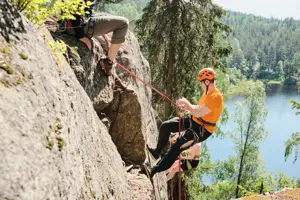 Klatrekurs med DNT Fjellsport Oslo fra inne til ute på Hauktjern, Østmarka.