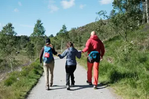 Tur til Kodlifjellet i Ålgård med Inger Stokkeland og Odd Erik Haugstulen fra Klart det går i Stavanger Turistforening. Marta Janczak er Ingers assistent. Tatt til DNTs årbok 2024.