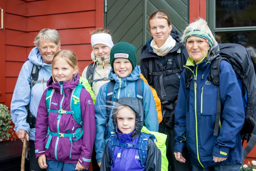 Bestemødrene Tina Laugaland Mikalsen og Beth Mari Dahle er på sin tradisjonsrike tur med barnebarn til Stranddalen turisthytte sommeren 2024.