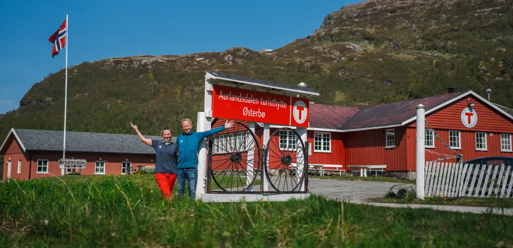 To personer som står ved et skil det står Aurlandsdalen Turisthytte