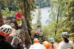 Klatrekurs med DNT Fjellsport Oslo fra inne til ute på Hauktjern, Østmarka.